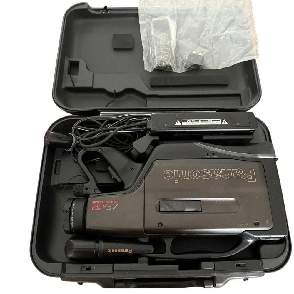Panasonic AFx12 VHS Camcorder PV-520D w/ Case Power Adapter Tested Powers On
